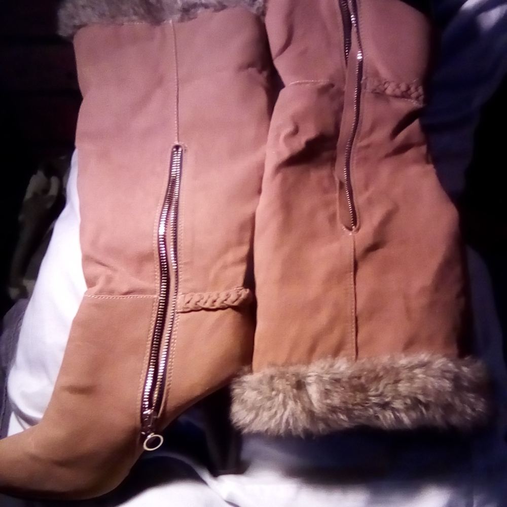 Boots - Picture 3 of 7